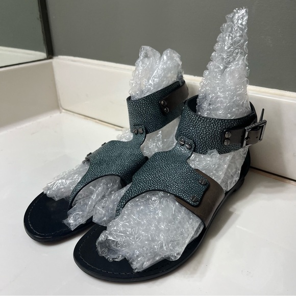 NWOT Tory Burch Tegan Stingray Smoke Vegan Leather Gladiator Sandals Size 6.5 - Picture 2 of 8